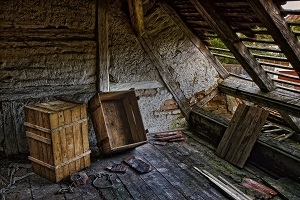 Verlassene Holzkisten in einem Dachgeschoss.
